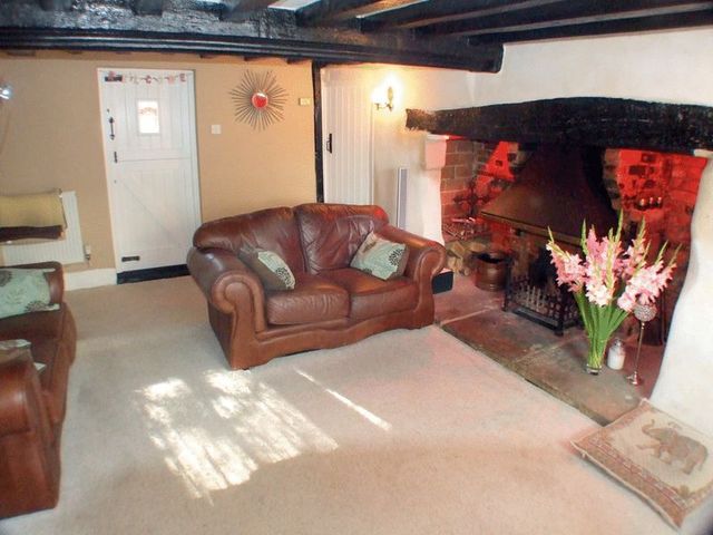  Image of 2 bedroom Cottage for sale in Aylesbury Road Bierton Aylesbury HP22 at Aylesbury Road Bierton Aylesbury, HP22 5DL