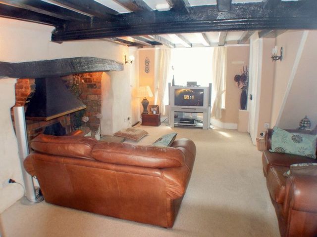  Image of 2 bedroom Cottage for sale in Aylesbury Road Bierton Aylesbury HP22 at Aylesbury Road Bierton Aylesbury, HP22 5DL