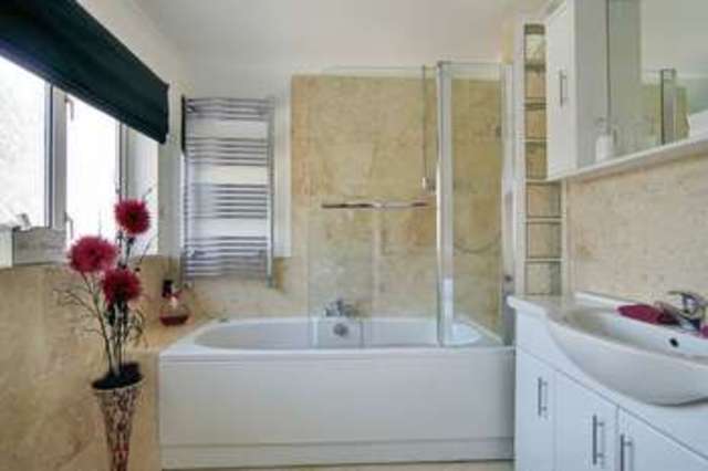  Image of 4 bedroom Detached house for sale in Low Road Barrowby Grantham NG32 at Low Road Barrowby Grantham, NG32 1DJ