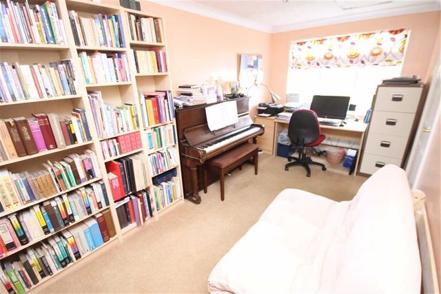  Image of 4 bedroom Property for sale in Beech Drive Peatmoor Swindon SN5 at Beech Drive Common Platt Common Platt, SN5 5DQ