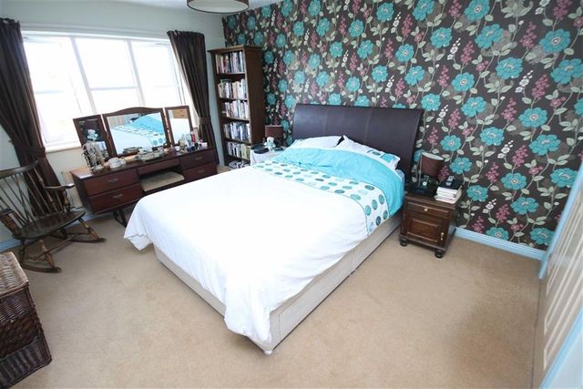  Image of 4 bedroom Property for sale in Beech Drive Peatmoor Swindon SN5 at Beech Drive Common Platt Common Platt, SN5 5DQ