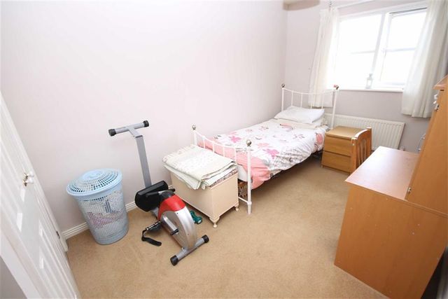  Image of 4 bedroom Property for sale in Beech Drive Peatmoor Swindon SN5 at Beech Drive Common Platt Common Platt, SN5 5DQ