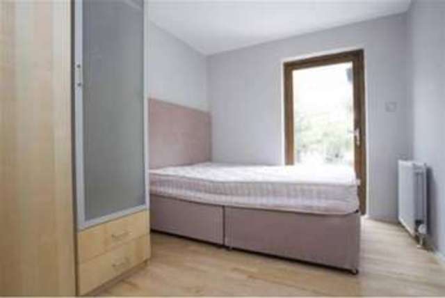  Image of 2 bedroom Flat to rent in Cambridge Gardens London W10 at London, W10 6HR