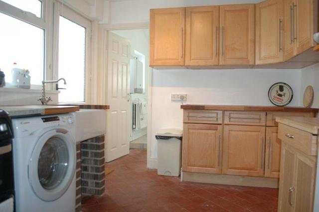  Image of 3 bedroom Detached house to rent in Oak Terrace Carmarthen SA31 at Oak Terrace  Carmarthen, SA31 1NX