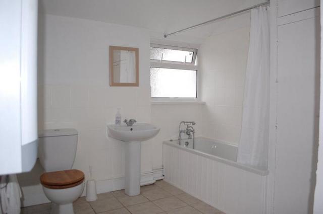  Image of 3 bedroom Detached house to rent in Oak Terrace Carmarthen SA31 at Oak Terrace  Carmarthen, SA31 1NX