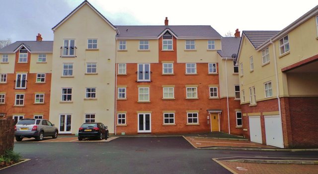  Image of 2 bedroom Flat to rent in Clarendon Gardens Bromley Cross Bolton BL7 at Hospital Road Bromley Cross Toppings, BL7 9GX