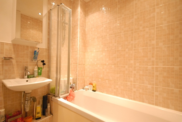  Image of 2 bedroom Maisonette to rent in Connaught Gardens Morden SM4 at Morden  London, SM4 6DB