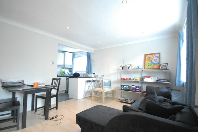 Image of 2 bedroom Maisonette to rent in Connaught Gardens Morden SM4 at Morden  London, SM4 6DB