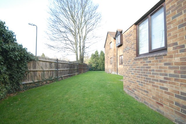  Image of 2 bedroom Maisonette to rent in Connaught Gardens Morden SM4 at Morden  London, SM4 6DB