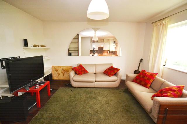  Image of 2 bedroom Property to rent in Cromwell Close London N2 at East Finchley, N2 0LL
