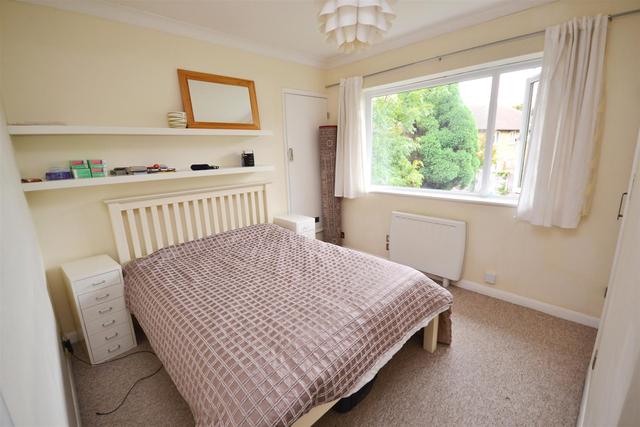  Image of 2 bedroom Property to rent in Cromwell Close London N2 at East Finchley, N2 0LL