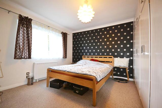  Image of 2 bedroom Property to rent in Cromwell Close London N2 at East Finchley, N2 0LL