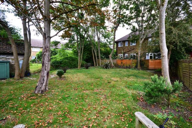  Image of 2 bedroom Property to rent in Cromwell Close London N2 at East Finchley, N2 0LL