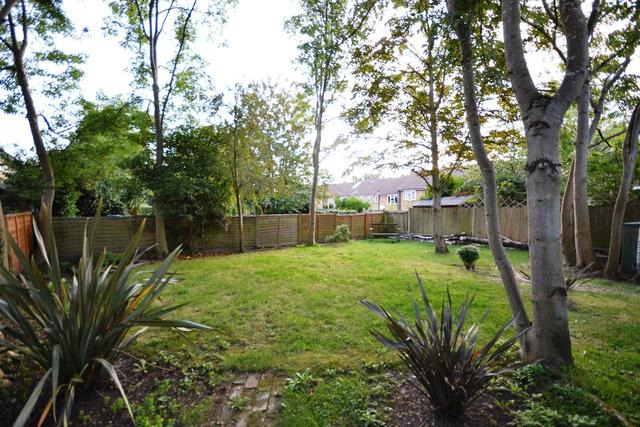  Image of 2 bedroom Property to rent in Cromwell Close London N2 at East Finchley, N2 0LL