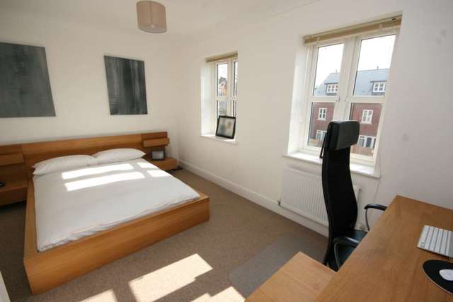  Image of 3 bedroom Town House to rent in Crookham Road Fleet GU51 at Crookham Road  Fleet, GU51 5TB