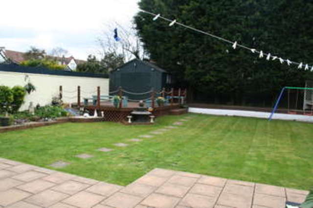  Image of 5 bedroom Bungalow to rent in Croydon Road Wallington SM6 at Surrey  Wallington, SM6 7LS