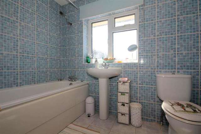  Image of 3 bedroom Detached house for sale in Daggsdell Road Hemel Hempstead HP1 at Daggs Dell Road  Hemel Hempstead, HP1 3PW
