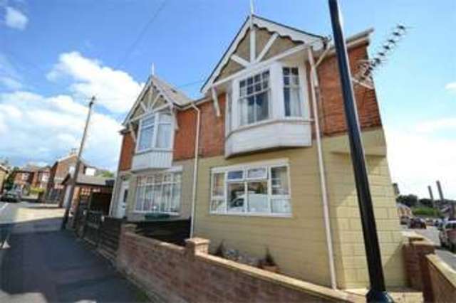  Image of 2 bedroom Flat to rent in Upper Yarborough Road East Cowes PO32 at East Cowes Isle Of Wight East Cowes, PO32 6EB