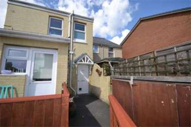  Image of 2 bedroom Flat to rent in Upper Yarborough Road East Cowes PO32 at East Cowes Isle Of Wight East Cowes, PO32 6EB