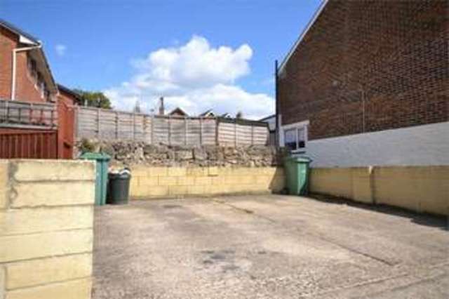  Image of 2 bedroom Flat to rent in Upper Yarborough Road East Cowes PO32 at East Cowes Isle Of Wight East Cowes, PO32 6EB