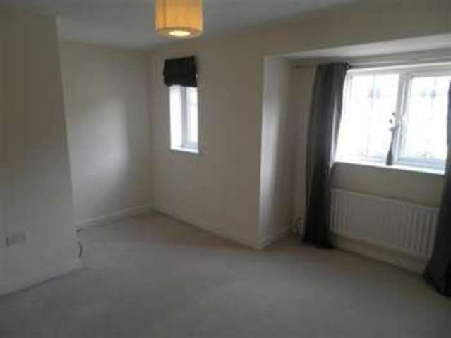  Image of 4 bedroom Town House to rent in Elderberry Drive Halifax HX3 at Southowram, HX3 9EN
