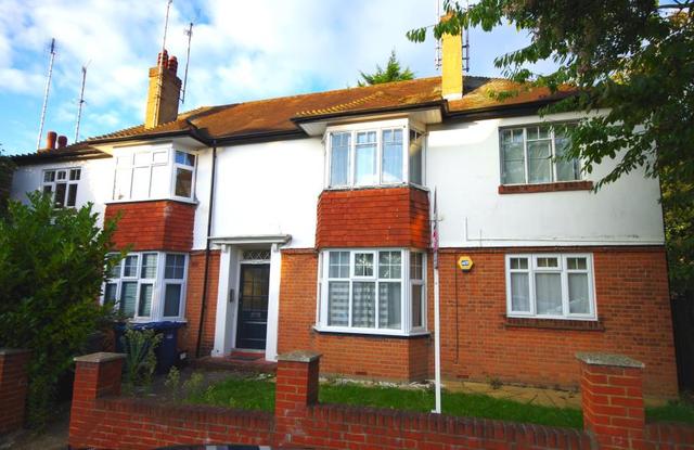  Image of 2 bedroom Flat to rent in Elm Park Road London N3 at London, N3 1ED