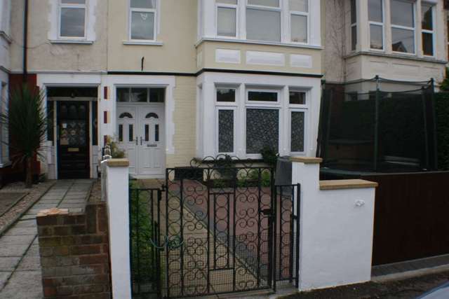  Image of 2 bedroom Flat to rent in Finchley Road Westcliff-on-Sea SS0 at Finchley Road Westcliff-On-Sea Westcliff On Sea, SS0 8AD
