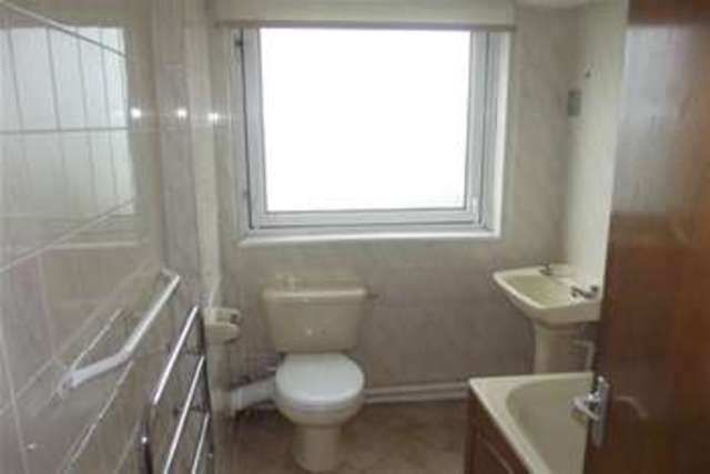  Image of 2 bedroom Flat to rent in Clifton Crescent Folkestone CT20 at Folkestone, CT20 2ER