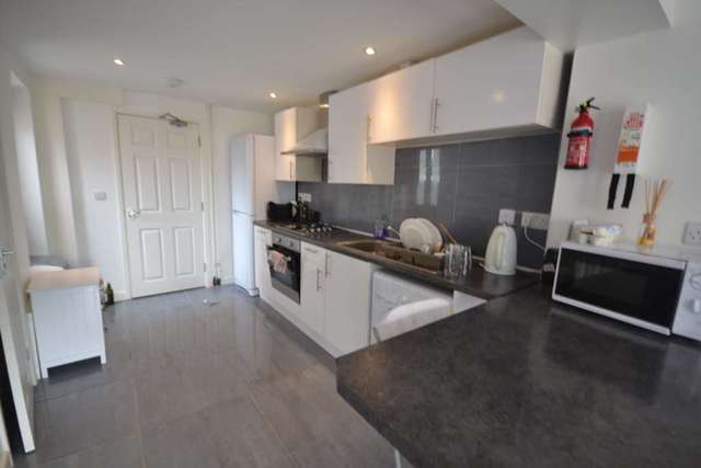  Image of 1 bedroom House Share to rent in George Street Reading RG1 at George Street  Reading, RG1 7NT