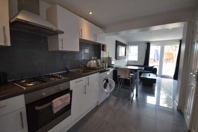  Image of 1 bedroom House Share to rent in George Street Reading RG1 at George Street  Reading, RG1 7NT
