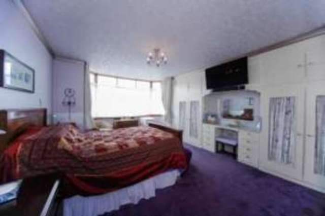  Image of 5 bedroom End of Terrace for sale in Glenthorne Avenue Croydon CR0 at Shirley Croydon Shirley, CR0 7EY