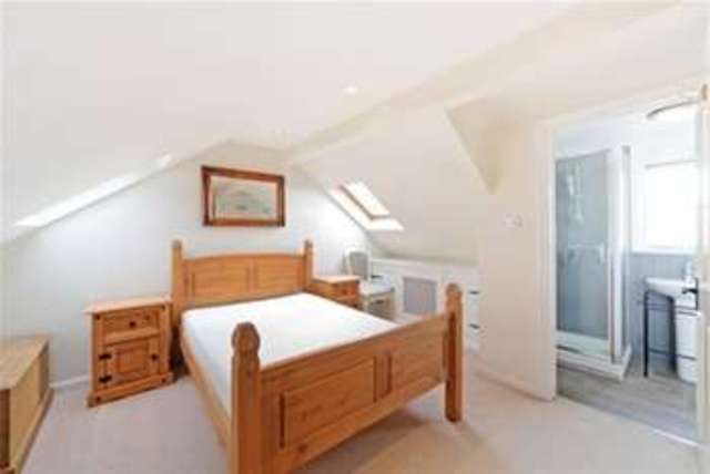  Image of 2 bedroom Flat to rent in Greenend Road London W4 at London, W4 1AS