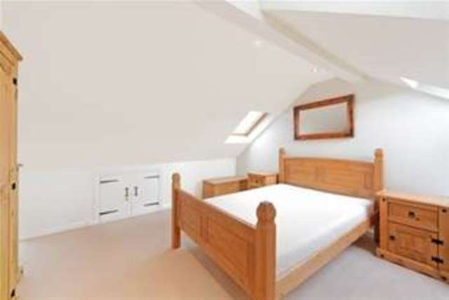  Image of 2 bedroom Flat to rent in Greenend Road London W4 at London, W4 1AS