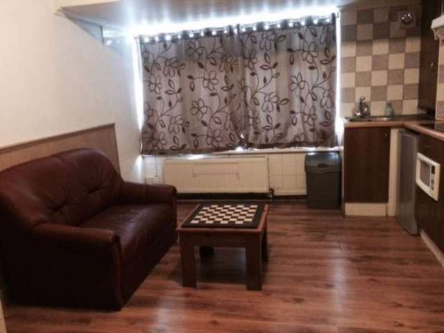  Image of Studio flat to rent in Grove Road Hounslow TW3 at Hounslow TW3 3PY Hounslow, TW3 3PY