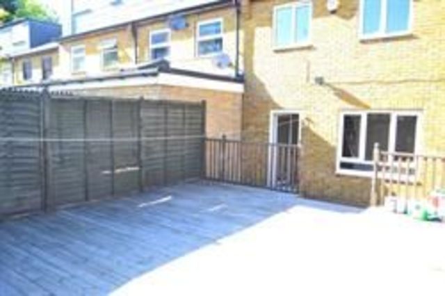  Image of 3 bedroom Flat to rent in Coverley Close London E1 at Coverly Close, Hanbury Street  London, E1 5HY
