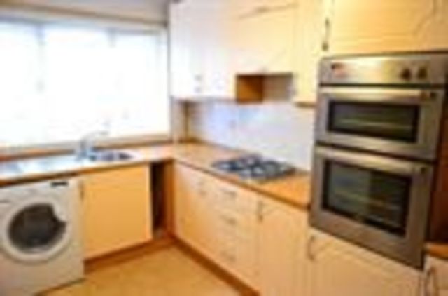  Image of 3 bedroom Flat to rent in Coverley Close London E1 at Coverly Close, Hanbury Street  London, E1 5HY