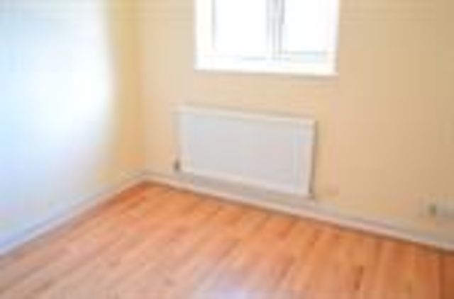  Image of 3 bedroom Flat to rent in Coverley Close London E1 at Coverly Close, Hanbury Street  London, E1 5HY