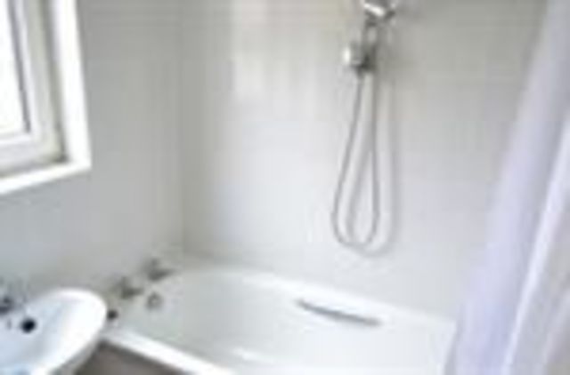  Image of 3 bedroom Flat to rent in Coverley Close London E1 at Coverly Close, Hanbury Street  London, E1 5HY