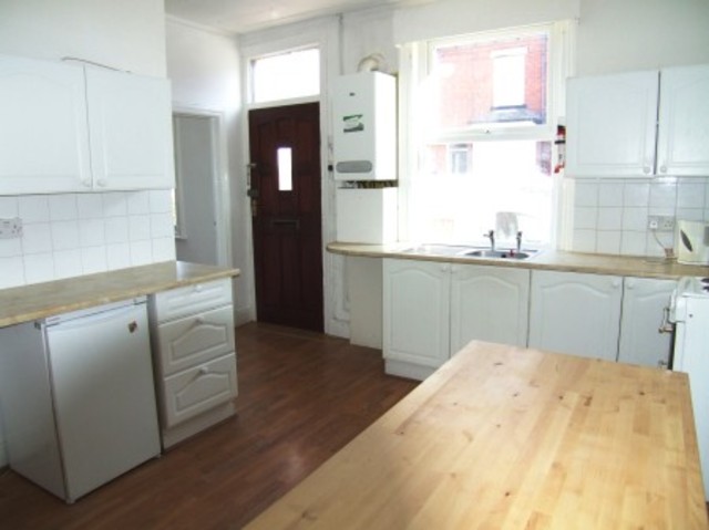  Image of 4 bedroom Terraced house to rent in Harlech Crescent Beeston Leeds LS11 at Harlech Crescent Beeston Leeds, LS11 7DZ