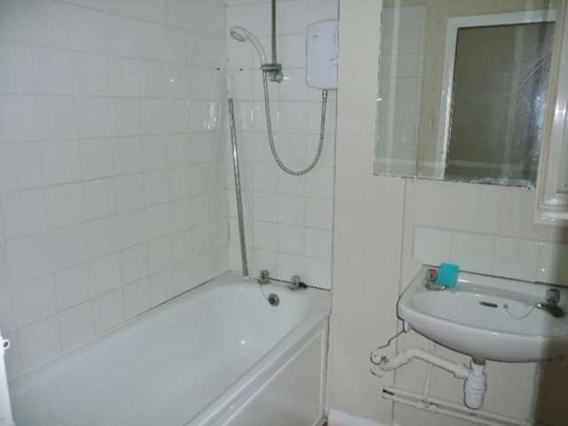 Image of 1 bedroom Flat to rent in Hayling Road Watford WD19 at Hayling Road South Oxhey Watford, WD19 7NU