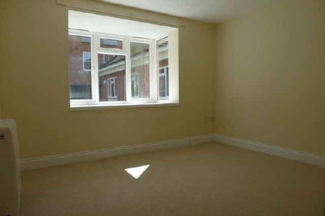  Image of 2 bedroom Flat to rent in High Street Fareham PO16 at 9 High St Fareham Fareham, PO16 7AA