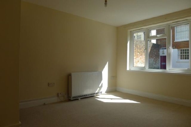  Image of 2 bedroom Flat to rent in High Street Fareham PO16 at 9 High St Fareham Fareham, PO16 7AA