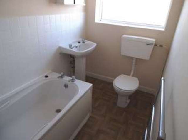  Image of 2 bedroom Flat to rent in New Parade High Street Selsey Chichester PO20 at High Street Selsey Chichester, PO20 0QA