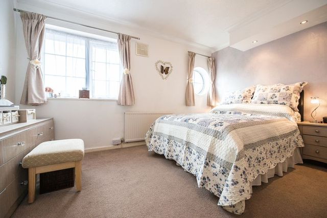  Image of 3 bedroom Detached house for sale in Hobbs Hill Road Hemel Hempstead HP3 at Hobbs Hill Road  Hemel Hempstead, HP3 9QB