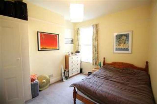  Image of 3 bedroom Flat to rent in Holmewood Gardens London SW2 at Streatham Hill, SW2 3RS