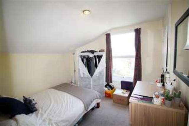  Image of 3 bedroom Flat to rent in Holmewood Gardens London SW2 at Streatham Hill, SW2 3RS