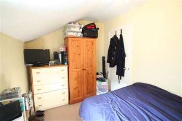  Image of 3 bedroom Flat to rent in Holmewood Gardens London SW2 at Streatham Hill, SW2 3RS