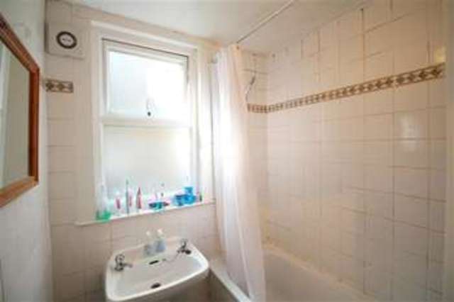  Image of 3 bedroom Flat to rent in Holmewood Gardens London SW2 at Streatham Hill, SW2 3RS