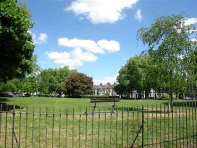  Image of 3 bedroom Flat to rent in Holmewood Gardens London SW2 at Streatham Hill, SW2 3RS