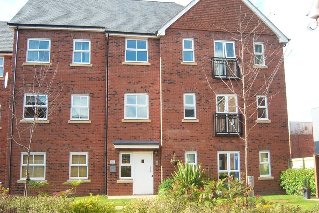  Image of 2 bedroom Apartment to rent in Holywell Drive Warrington WA1 at Warrington Warrington, WA1 2GG